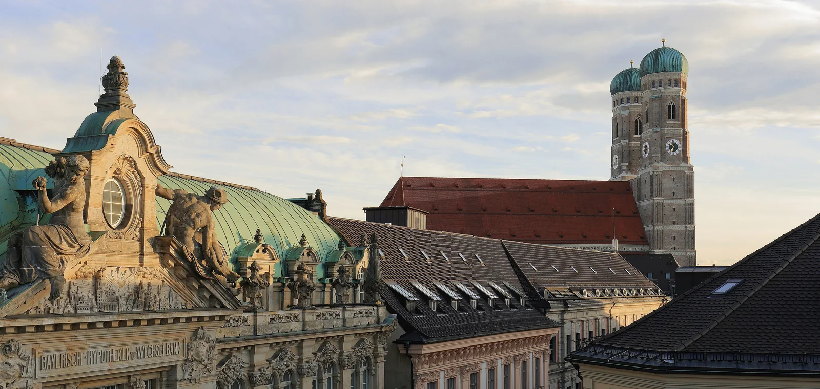 Historische Dächer und die Frauenkirche in München